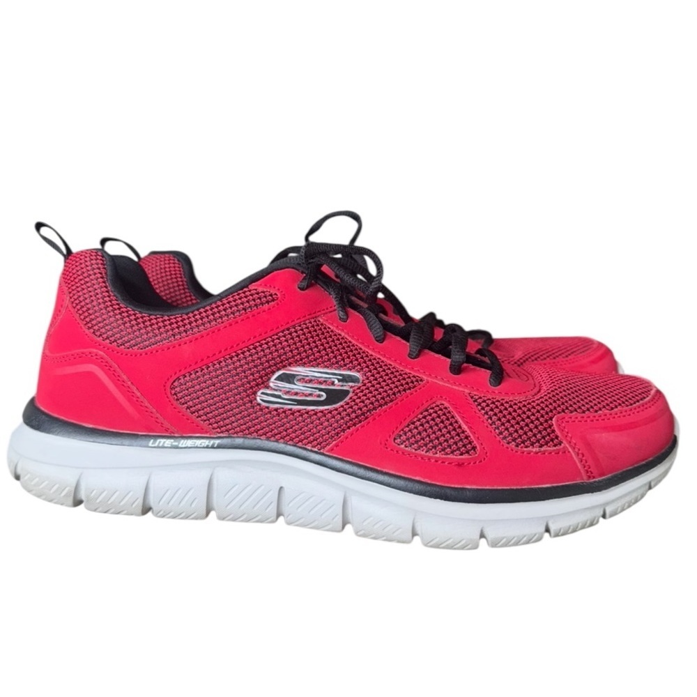 Skechers Track Ezral men’s sneaker. Excellent condition size 11.5 leather. Lite
